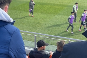 回来看看！阿扎尔现场观看皇马梯队比赛